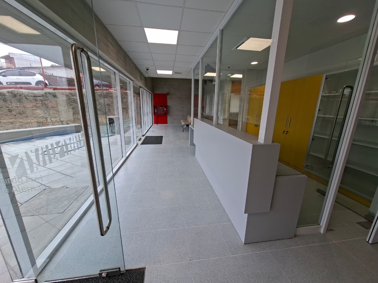 Pasillo de recepción y atención al público del nuevo SAR Eduardo Frei.