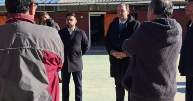 Alcalde Luciano Valenzuela y Seremi Nicolás Cerda conversan con personas en el patio del albergue de Limache.
