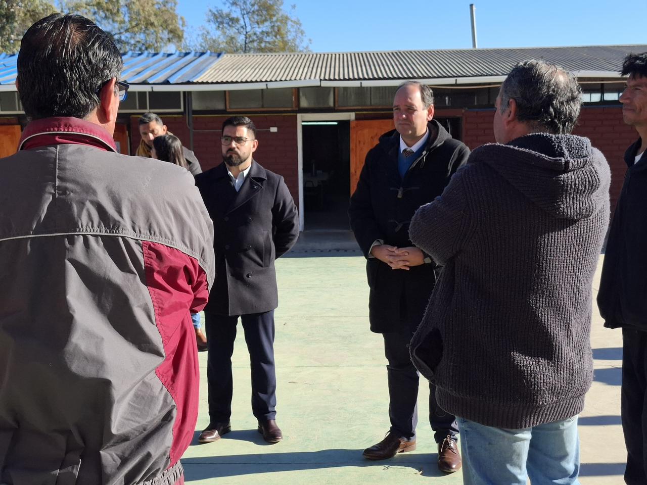 Alcalde Luciano Valenzuela y Seremi Nicolás Cerda conversan con personas en el patio del albergue de Limache.