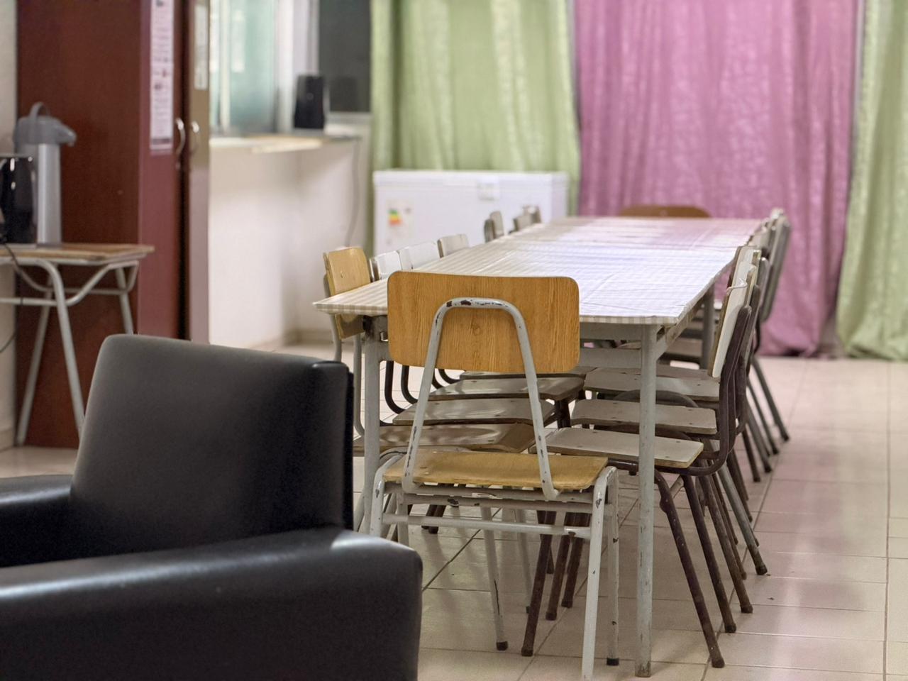 Comedor equipado con mesas y sillas para los usuarios del albergue en Limache.