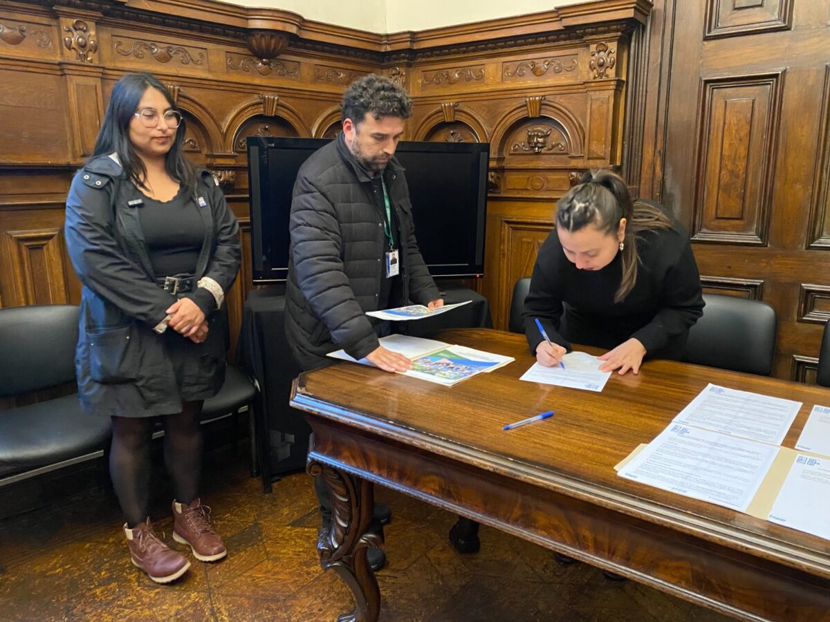 Firma del protocolo de colaboración entre la UNCO Vecinal y la Municipalidad de Valparaíso.