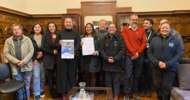 Autoridades municipales y dirigentes de la UNCO Vecinal de Valparaíso posan juntos tras la firma del protocolo de colaboración.