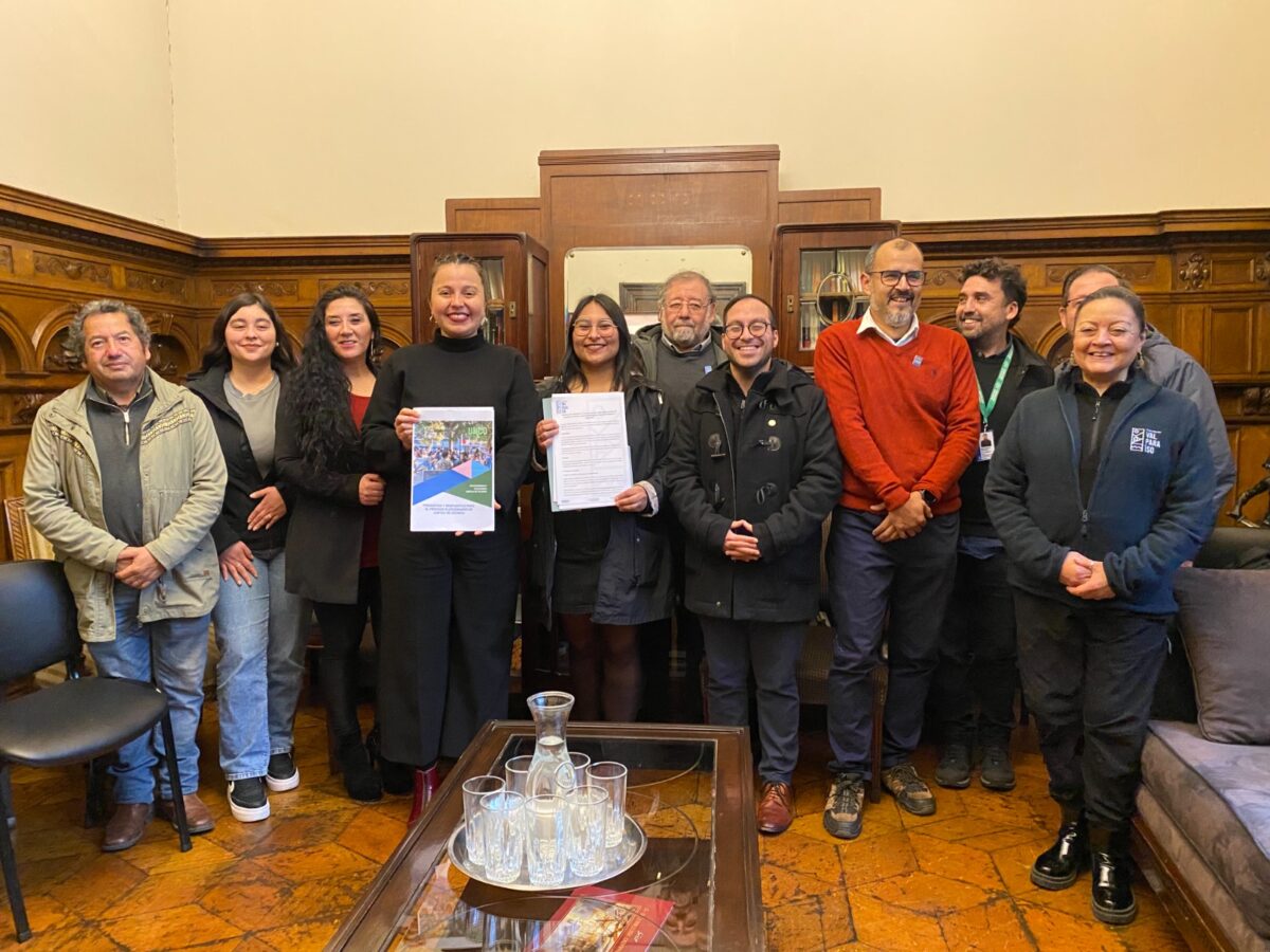 Autoridades municipales y dirigentes de la UNCO Vecinal de Valparaíso posan juntos tras la firma del protocolo de colaboración.