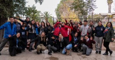 Estudiantes y profesionales participantes del encuentro de centros de estudiantes posan juntos en el patio del establecimiento.