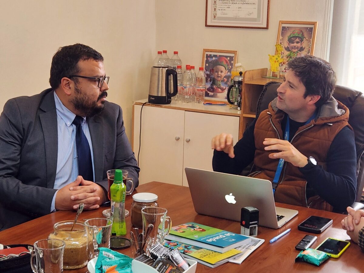 Gonzalo Vicencio Vergara y Marco Berenguela conversando durante la reunión protocolar.