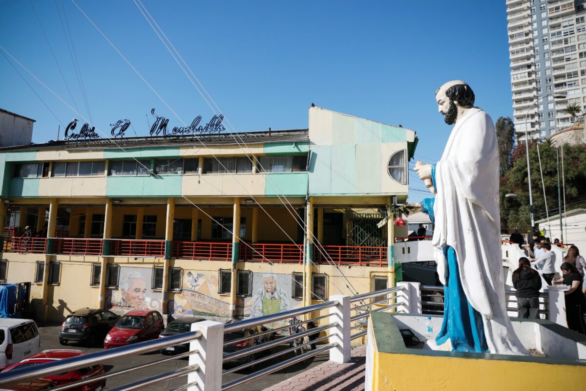 Estatua de San Pedro frente a la Caleta El Membrillo en Valparaíso.