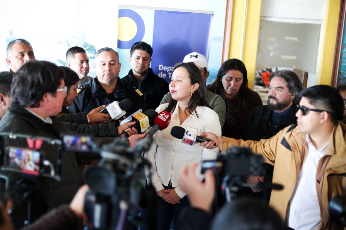 Autoridades locales y representantes de pescadores en punto de prensa anunciando la fiesta de San Pedro.