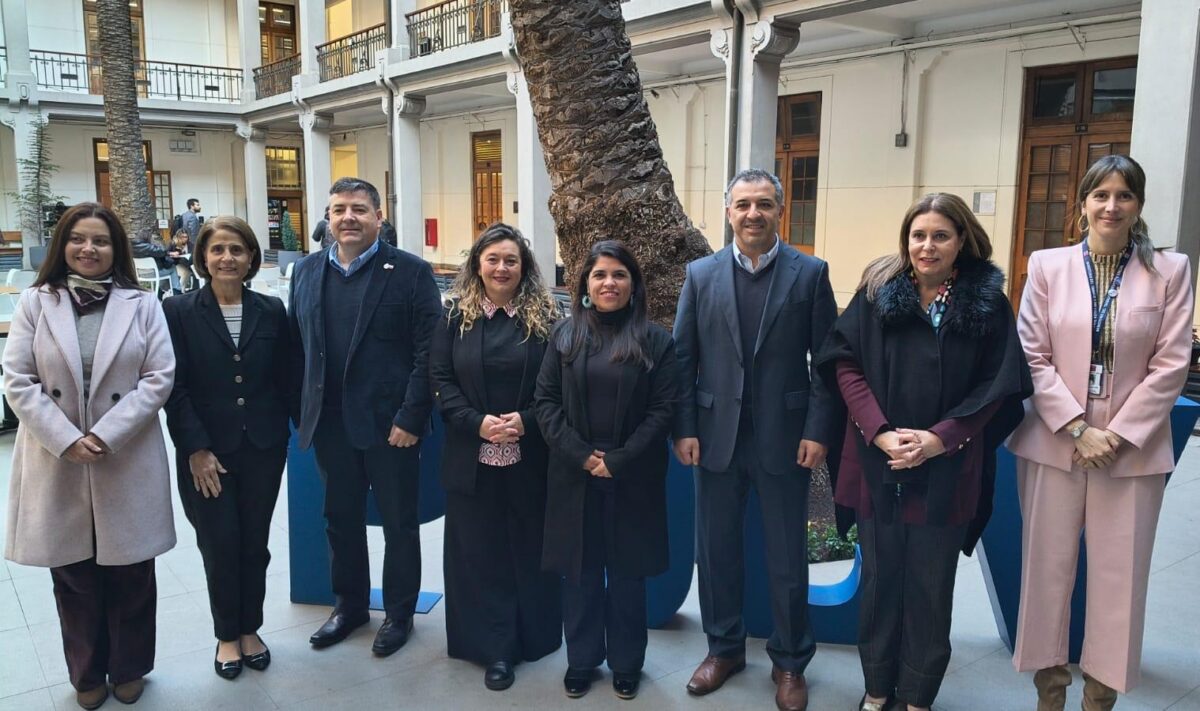 Autoridades y representantes de Esval y SernamEG en el encuentro regional de equidad de género en la PUCV.