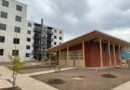 Edificio de departamentos del conjunto Estación Riquelme junto a su sede social inspirada en la antigua estación de trenes.