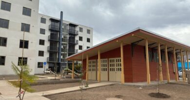 Edificio de departamentos del conjunto Estación Riquelme junto a su sede social inspirada en la antigua estación de trenes.