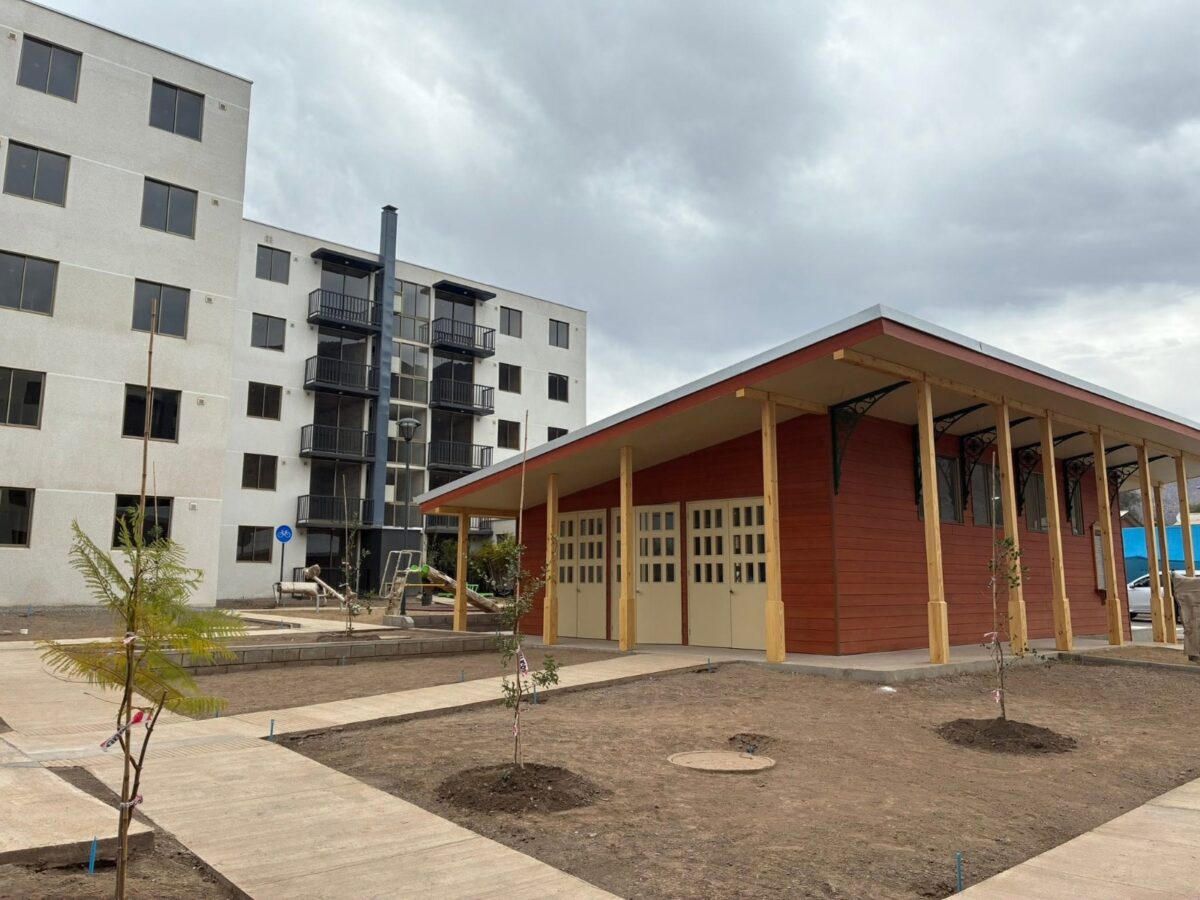Edificio de departamentos del conjunto Estación Riquelme junto a su sede social inspirada en la antigua estación de trenes.
