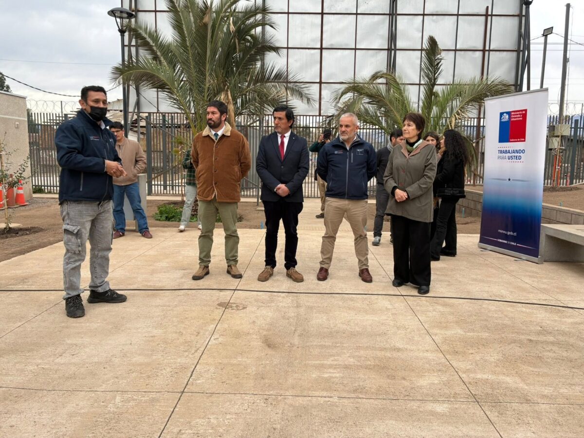 Autoridades regionales, provinciales y comunales junto a dirigentas vecinales recorriendo las obras del proyecto habitacional en San Felipe.