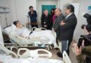 Gobernador Rodrigo Mundaca y autoridades de salud visitan a pacientes beneficiadas por el programa de reducción de listas de espera en la Clínica Red Salud Valparaíso.