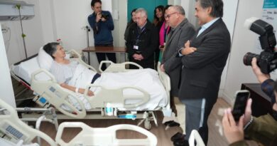 Gobernador Rodrigo Mundaca y autoridades de salud visitan a pacientes beneficiadas por el programa de reducción de listas de espera en la Clínica Red Salud Valparaíso.