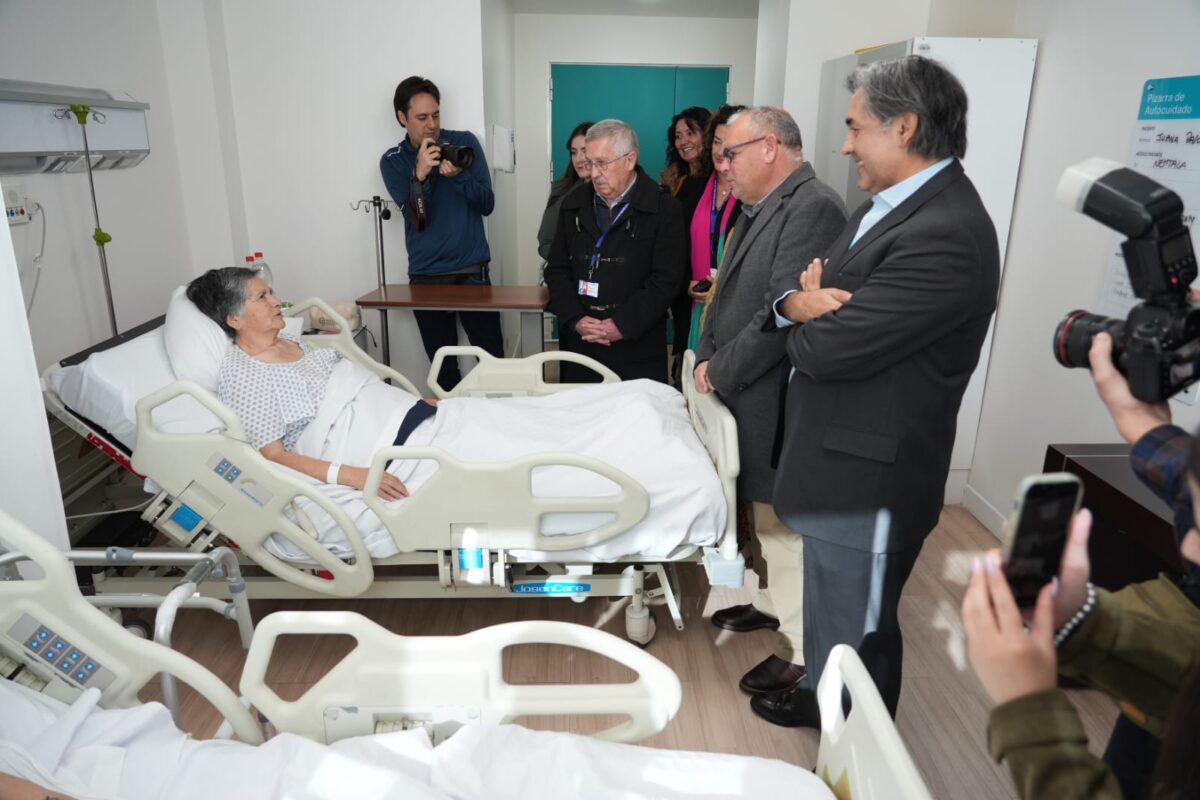 Gobernador Rodrigo Mundaca y autoridades de salud visitan a pacientes beneficiadas por el programa de reducción de listas de espera en la Clínica Red Salud Valparaíso.