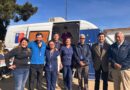 Equipo de profesionales de Fundación Acrux y del Servicio de Salud frente a clínica móvil en el Hospital de La Ligua.