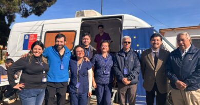 Equipo de profesionales de Fundación Acrux y del Servicio de Salud frente a clínica móvil en el Hospital de La Ligua.