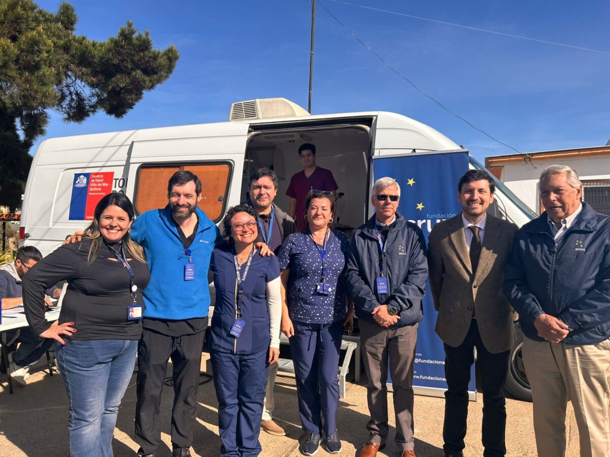 Equipo de profesionales de Fundación Acrux y del Servicio de Salud frente a clínica móvil en el Hospital de La Ligua.