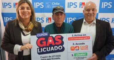 Autoridades regionales de Valparaíso junto a un beneficiario mostrando el Cupón de Gas Licuado.