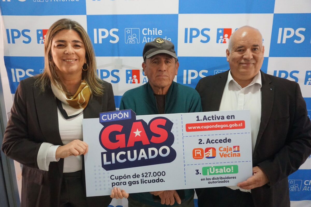Autoridades regionales de Valparaíso junto a un beneficiario mostrando el Cupón de Gas Licuado.