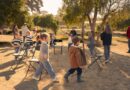 Niños participando en actividades recreativas al aire libre en Zapallar durante las vacaciones de invierno.