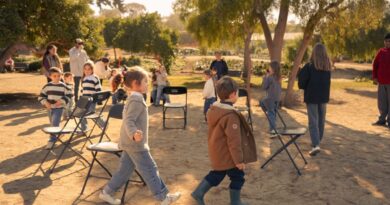 Niños participando en actividades recreativas al aire libre en Zapallar durante las vacaciones de invierno.