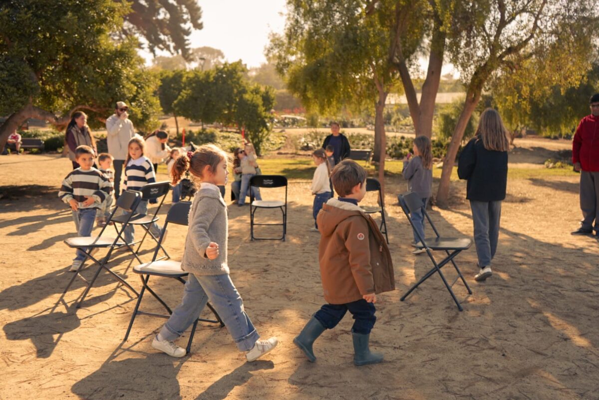 Niños participando en actividades recreativas al aire libre en Zapallar durante las vacaciones de invierno.