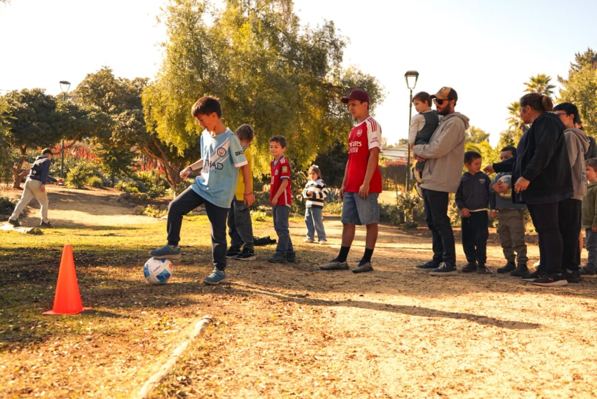 Niños jugando fútbol en una de las actividades deportivas organizadas por el municipio.