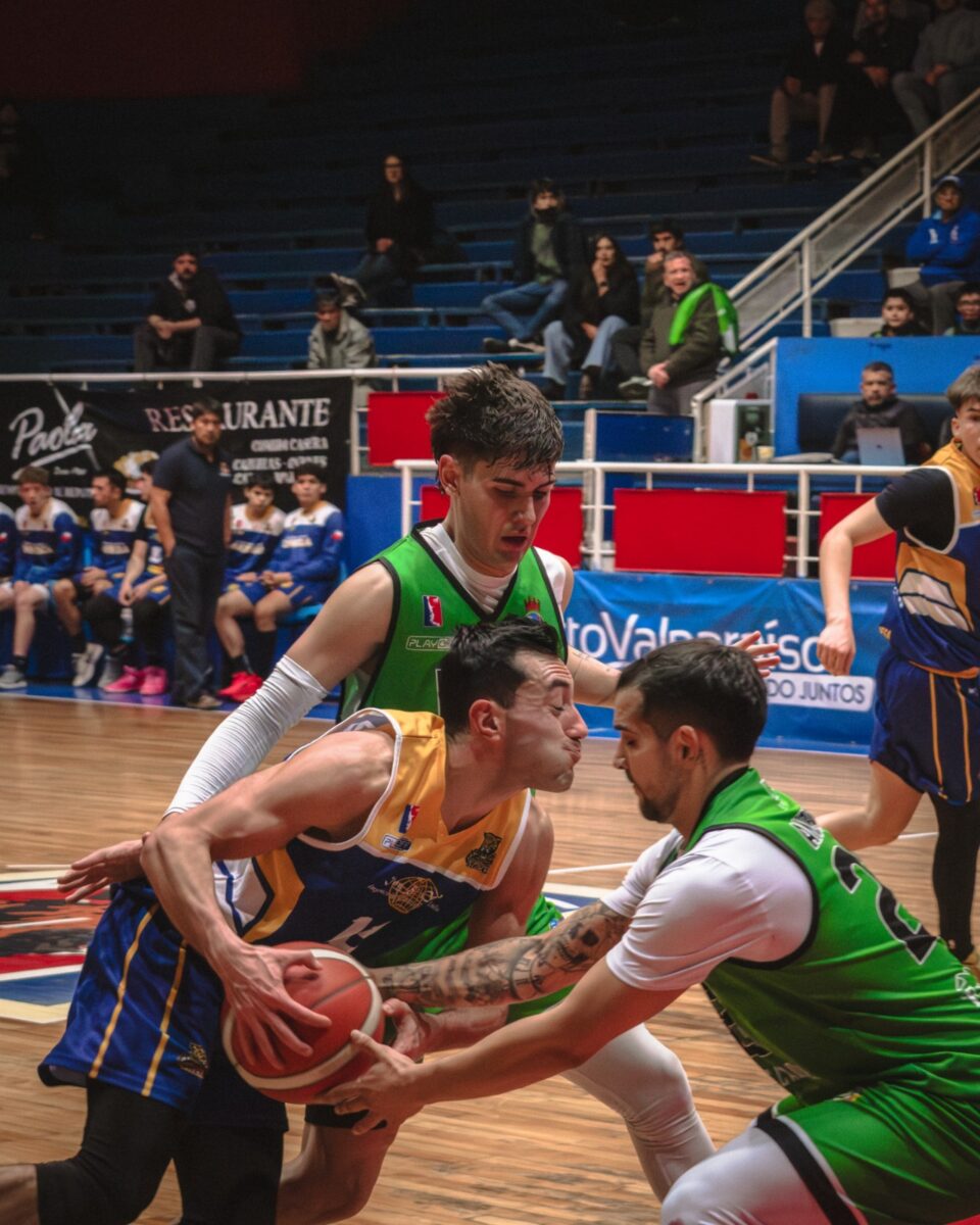 Intensa acción de juego durante el partido entre Villa Alemana Básquet y Omega de Concepción.