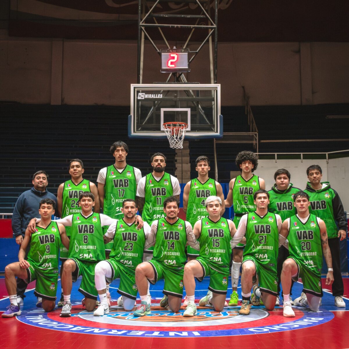 Plantel completo de Villa Alemana Básquet posando en la cancha del Fortín Prat.