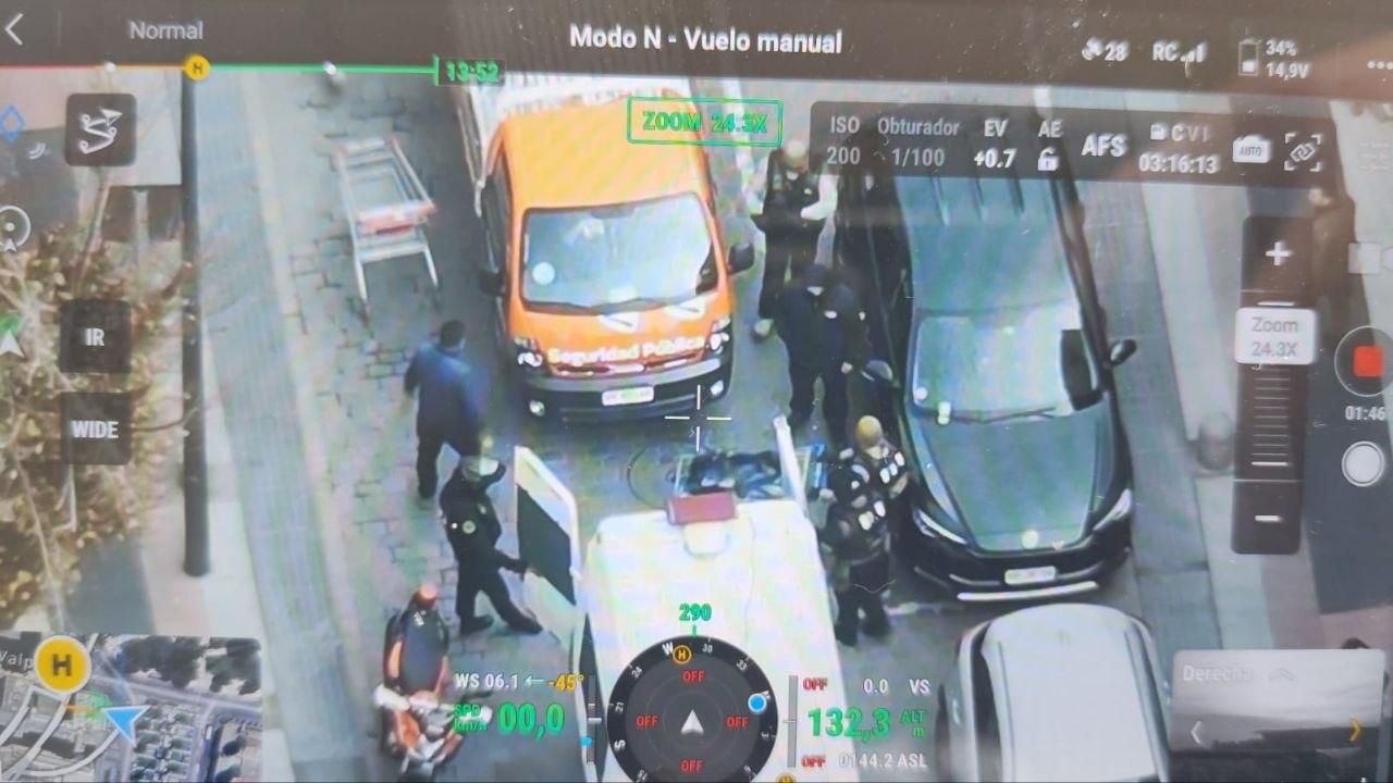 Vista aérea de cámara de seguridad mostrando el despliegue de vehículos de Seguridad Pública y Carabineros en el paseo peatonal.