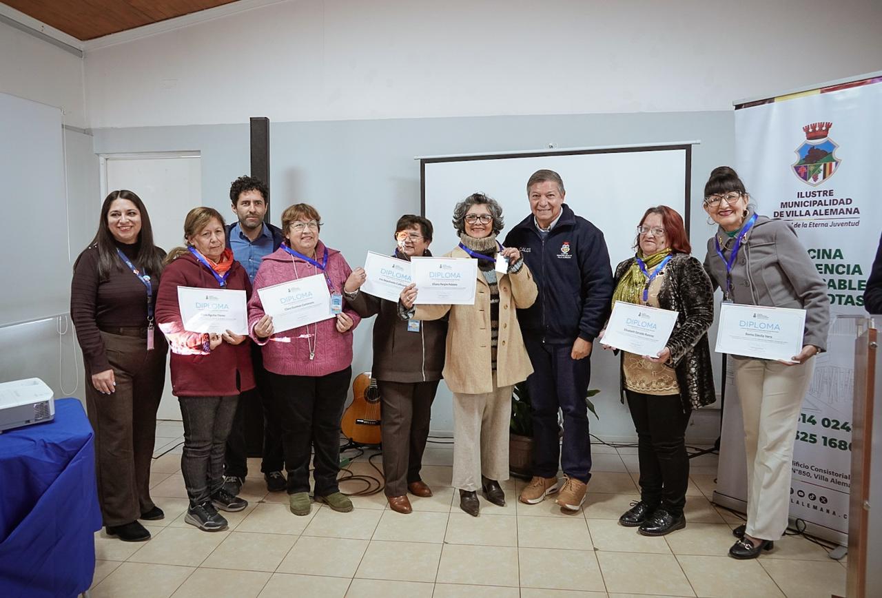 Ceremonia de entrega de certificados a las personas mayores junto al alcalde Nelson Estay.