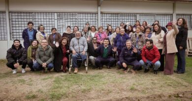 Grupo de personas mayores y autoridades municipales posando al aire libre tras la certificación en Villa Alemana.