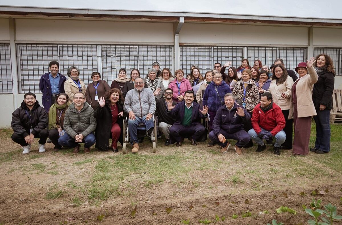 Grupo de personas mayores y autoridades municipales posando al aire libre tras la certificación en Villa Alemana.