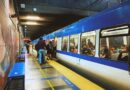 Pasajeros abordando el Tren Limache Puerto en una de las estaciones subterráneas del servicio.