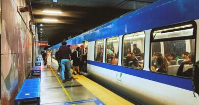 Pasajeros abordando el Tren Limache Puerto en una de las estaciones subterráneas del servicio.
