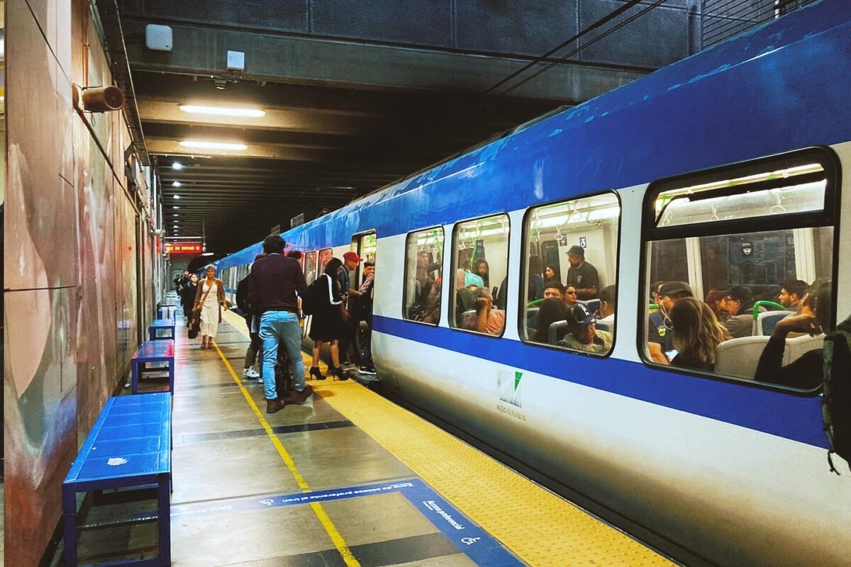 Pasajeros abordando el Tren Limache Puerto en una de las estaciones subterráneas del servicio.