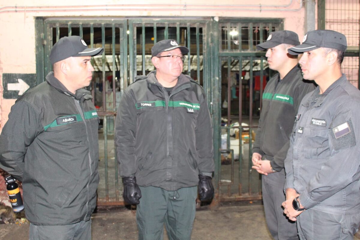 Coronel Pablo Torres Herrera junto a personal de Gendarmería durante ronda inspectiva nocturna.