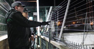 Director Regional de Gendarmería Coronel Pablo Torres Herrera supervisando la seguridad perimetral nocturna en recinto penal.