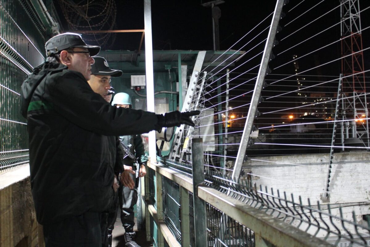 Director Regional de Gendarmería Coronel Pablo Torres Herrera supervisando la seguridad perimetral nocturna en recinto penal.