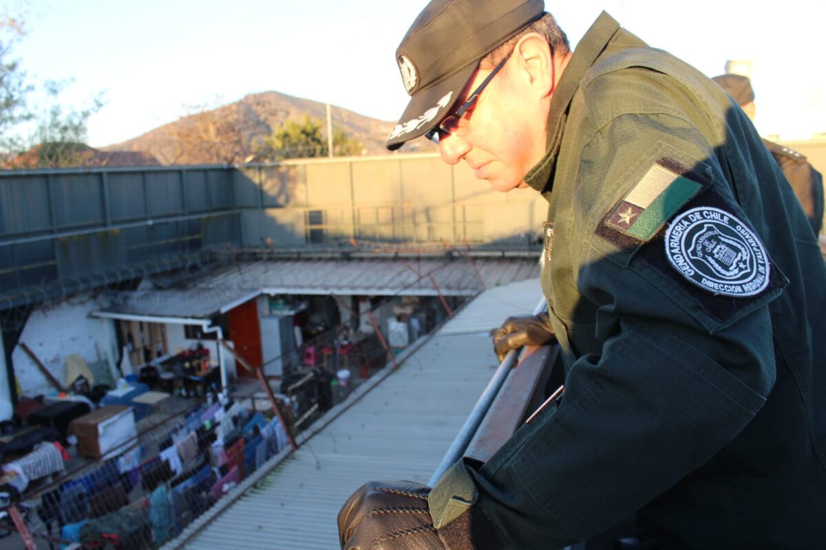 Autoridades de Gendarmería inspeccionando las dependencias del recinto penitenciario desde la altura.