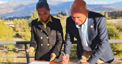 Alcaldesa de Rapa Nui Elizabeth Arévalo Pakarati y alcalde de Olmué Jorge Jil firmando el convenio de intercambio cultural.