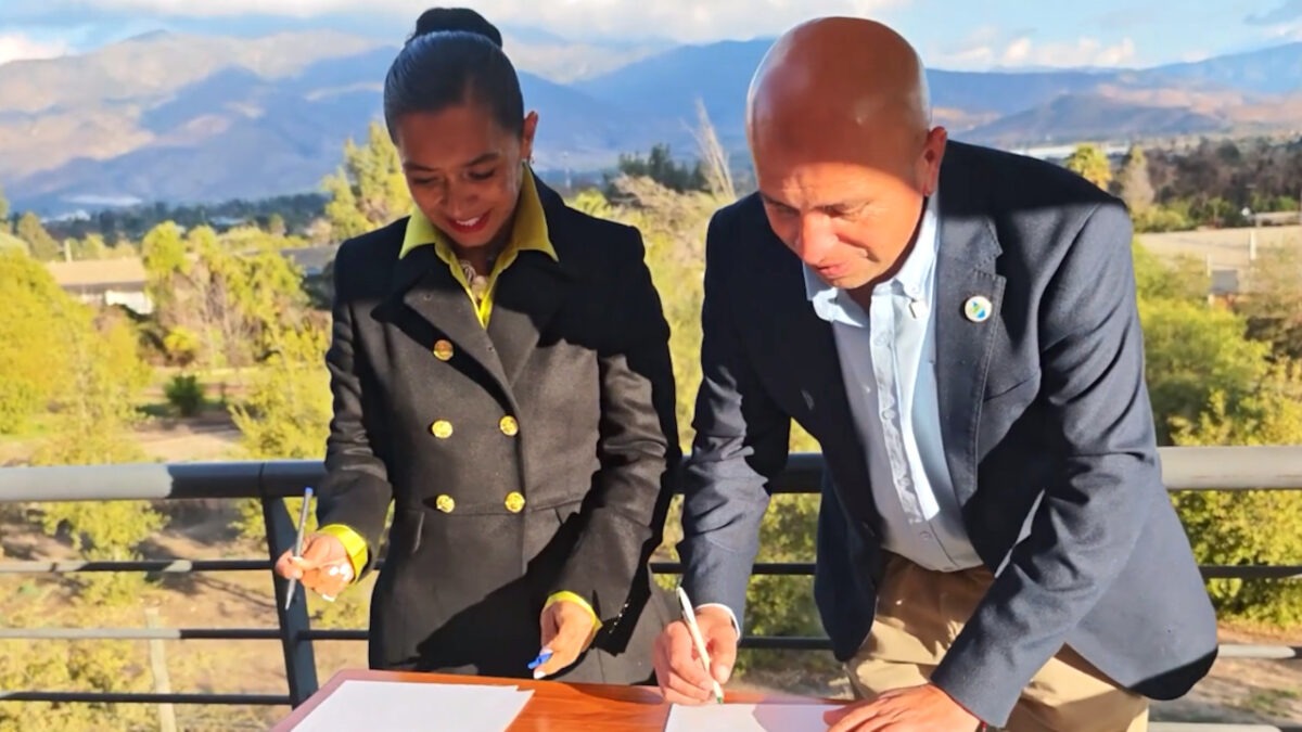 Alcaldesa de Rapa Nui Elizabeth Arévalo Pakarati y alcalde de Olmué Jorge Jil firmando el convenio de intercambio cultural.