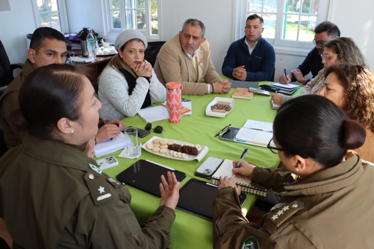 Autoridades municipales y policiales analizan derivaciones de casos de vulnerabilidad en Quintero.