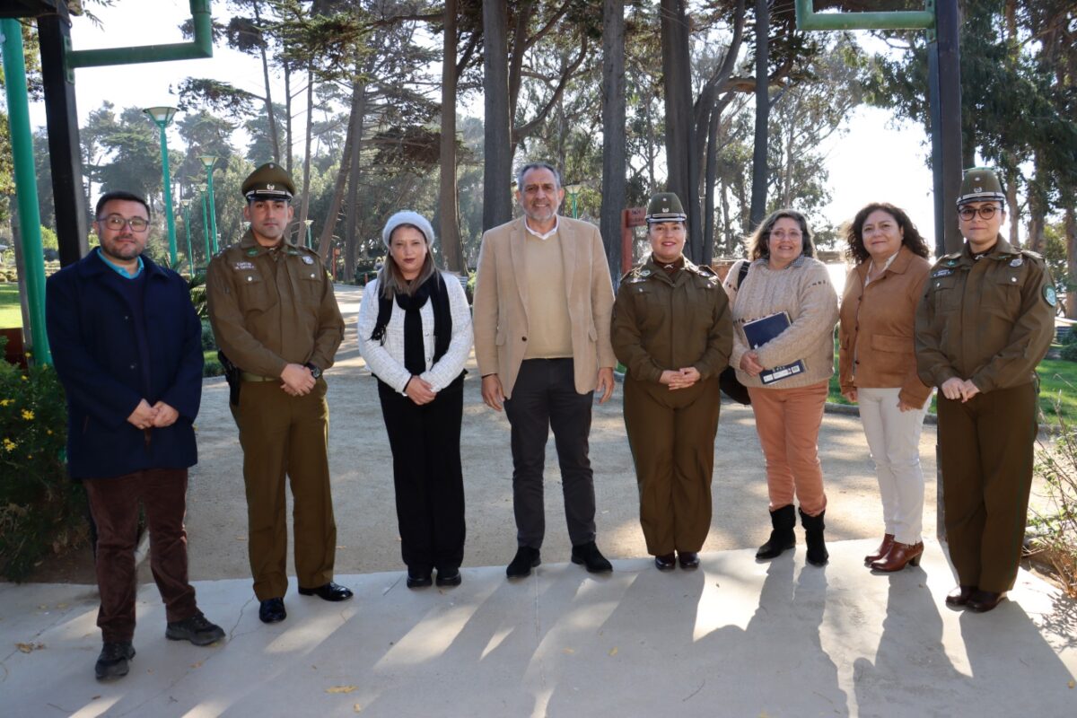 Representantes de Carabineros y de la Municipalidad de Quintero al finalizar la jornada de trabajo.