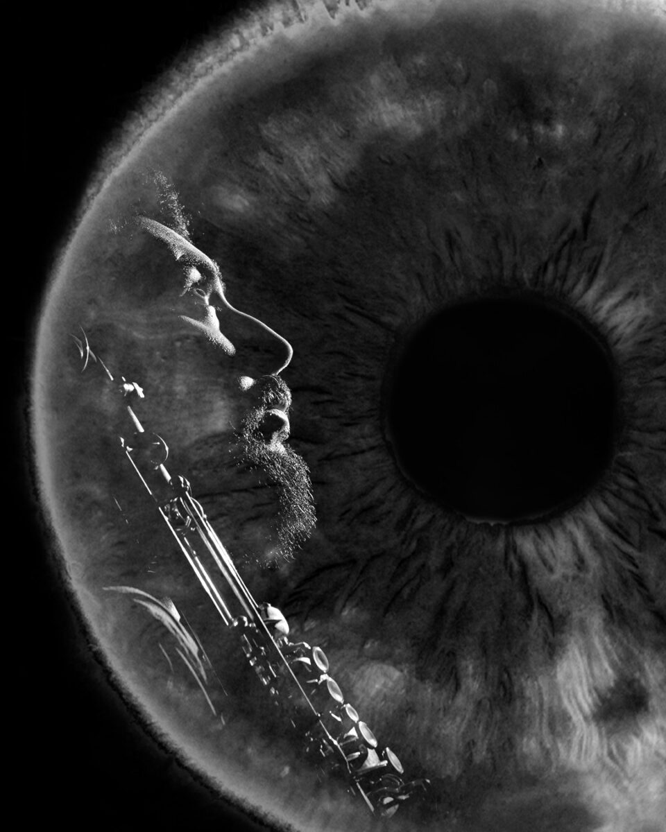 Ilustración artística en blanco y negro que fusiona el perfil de Gerardo Saks con la textura de un iris humano.