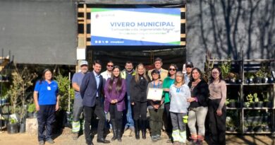Autoridades y equipo municipal de Quilpué en el Vivero Municipal sosteniendo el reconocimiento por la aprobación del Plan de Acción Comunal de Cambio Climático.