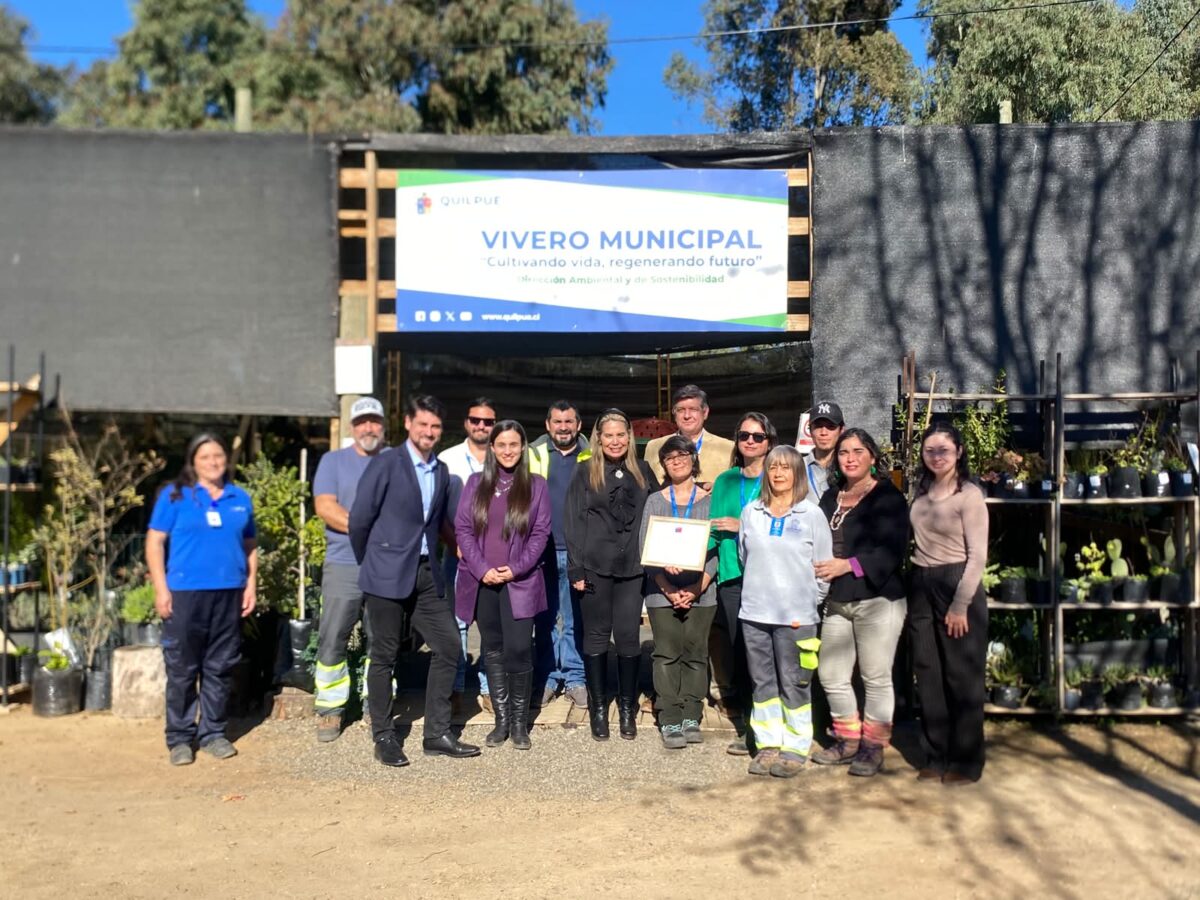 Autoridades y equipo municipal de Quilpué en el Vivero Municipal sosteniendo el reconocimiento por la aprobación del Plan de Acción Comunal de Cambio Climático.