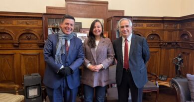 Francisco Chahuán, alcaldesa Camila Nieto y Rodrigo Díaz Yubero en reunión por la Plataforma 500 Años de Valparaíso.