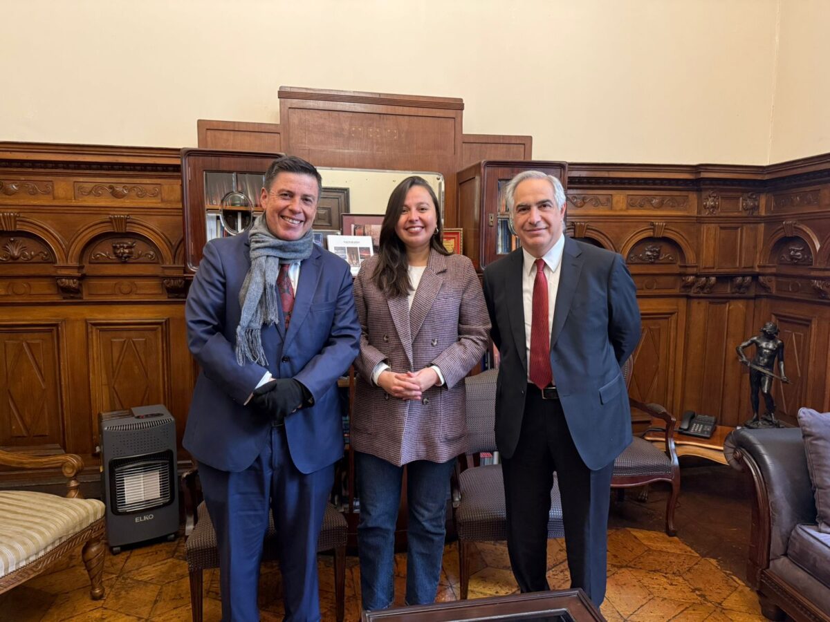 Francisco Chahuán, alcaldesa Camila Nieto y Rodrigo Díaz Yubero en reunión por la Plataforma 500 Años de Valparaíso.